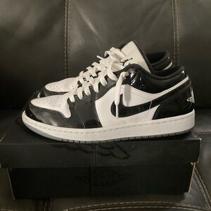 Jordan Men's Black and White Sneakers